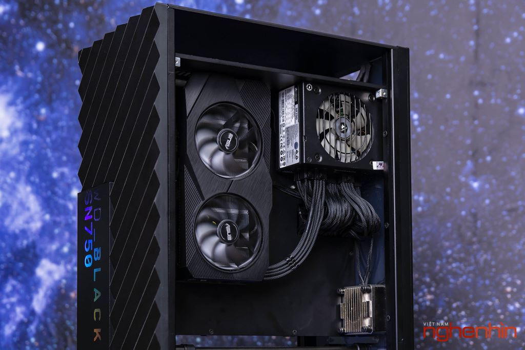 Phần vỏ được làm bằng nhôm phay xước, tạo rãnh và thêm một chút sơn trắng tạo cảm giác giống chiếc SSD dành cho game thủ.