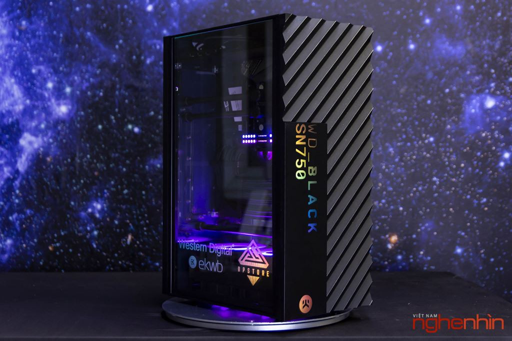 Tổng quan, bộ máy sở hữu cấu hình gồm vi xử lý Intel Core i9-9900K, RAM Corsair Dominator Platinum RGB (bus 3.000 MHz), mainboard Asus ROG Strix Z390I - G, SSD WD Black SN750 500 GB M.2 NVme, SSD WD Blue 500 GB, PSU Corsair SF750, VGA Asus Dual Evo RTX 2060, tản nhiệt nước all-in-one của EK và vỏ ngoài được độ chế bằng nhôm và cắt CNC lại.