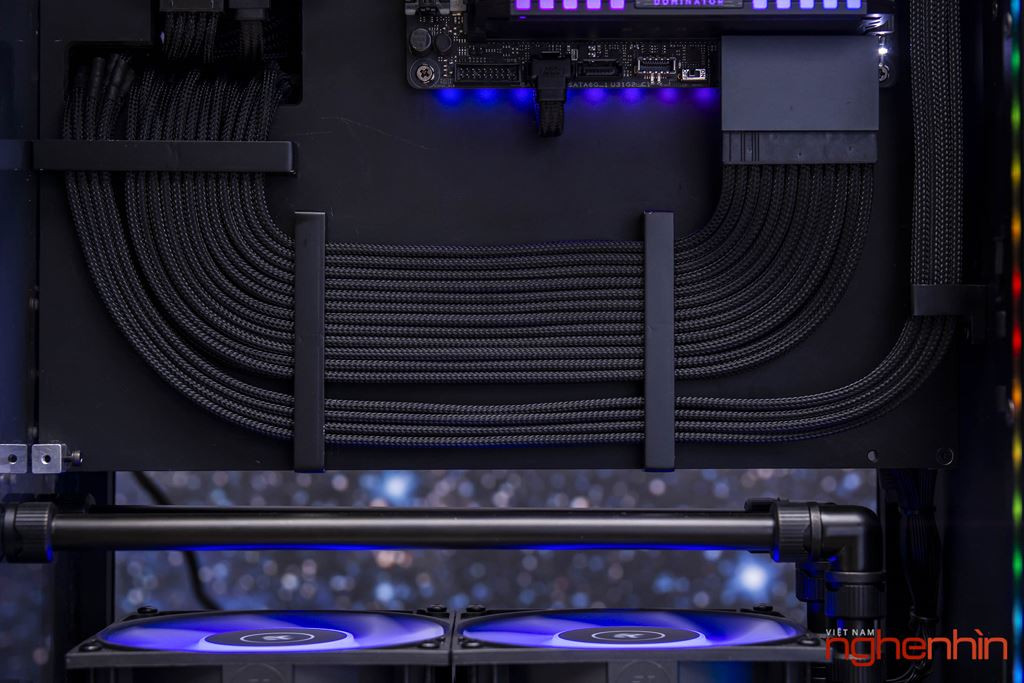 Ống dẫn nước, dây kết nối, linh kiện được sắp xếp gọn gàng, sạch sẽ.