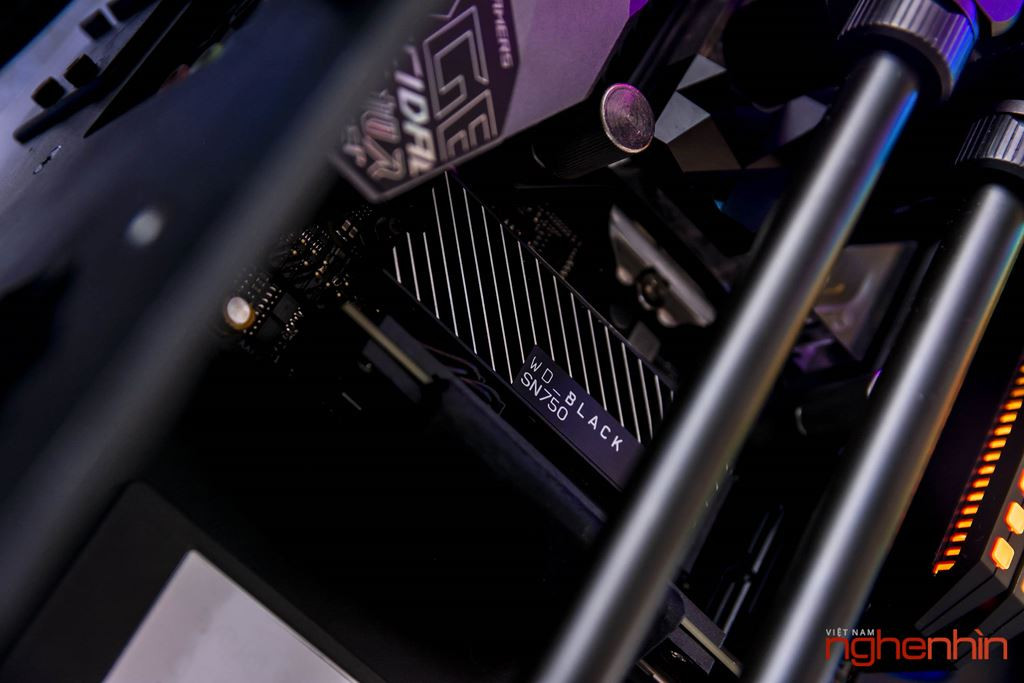 Theo thông tin từ modder, tổng thời gian thi công máy tính này mất khoảng 25 ngày. Riêng phần vỏ case tiêu tốn 10 ngày để thiết kế bản vẽ 3D và mất thêm 7 ngày để cắt CNC cũng như hoàn thiện vỏ case.