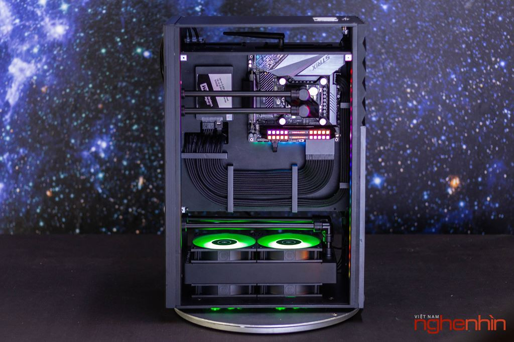 Phong cách tối giản, không dây được đề cao ở chiếc máy tính này cho phù hợp để mang đi trình diễn. Do đó, bạn có thể kết nối các thiết bị ngoại vi như chuột, bàn phím bằng Bluetooth. PC này có 2 anten để thu sóng Wi-Fi. Tuy vậy, cách thiết kế này cũng gây bất tiện khi muốn cắm USB để đọc dữ liệu.