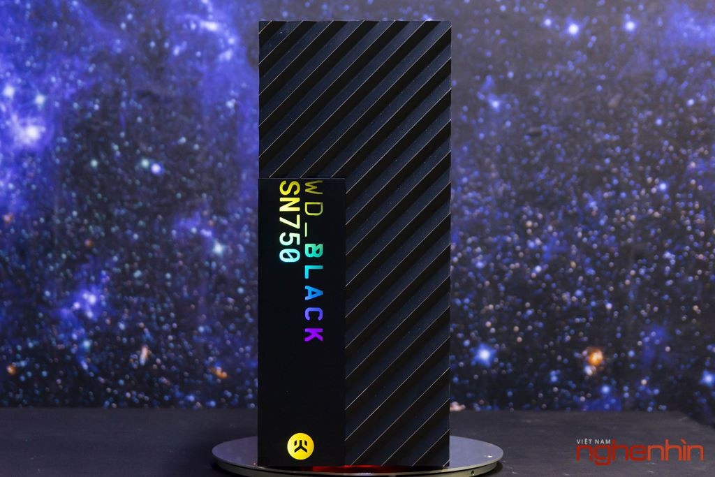 Black SN750 là ổ cứng SSD mới và nhỏ gọn nhất của WD. Linh kiện này có phong cách thiết kế đẹp mắt cùng khả năng gắn thêm heatsink (tản nhiệt), phù hợp với game thủ muốn "try hard". Dựa vào đó, modder Nguyễn Thanh Hải (Lukahai) đã độ chế riêng cho một dân chơi máy tính ở TP.HCM chiếc PC mô phỏng lại SSD trên.