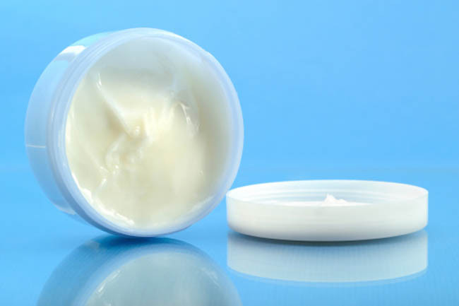 Những vật tiện dụng: Bên cạnh các vật dụng y tế, hộp thuốc của bạn nên có những vật dụng tiện lợi như thuốc ho, son dưỡng, sáp dầu, kim băng và túi say tàu xe.