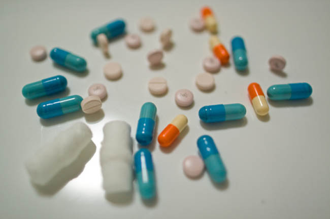 Các loại thuốc: Bên cạnh thuốc mỡ và thuốc sát trùng, bạn nên trang bị các loại thuốc cần thiết cho các trường hợp khẩn cấp. Tủ thuốc của bạn nên có các loại thuốc như aspirin để giảm đau, thuốc tiêu chảy, men tiêu hóa, thuốc giảm sốt,... Bạn cũng nên có các loại thuốc điều trị dị ứng côn trùng hay thực phẩm.