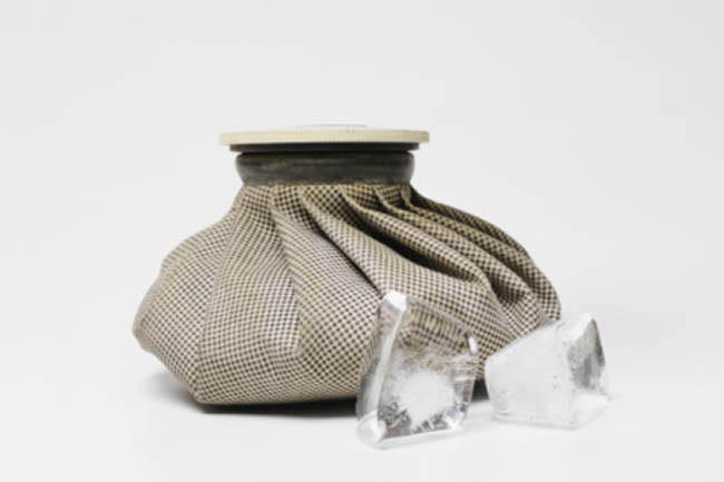 Túi chườm nóng/lạnh: Hộp thuốc của bạn nên có túi chườm nóng hoặc chườm lạnh để làm giảm các cơn đau do va chạm hoặc do sưng.