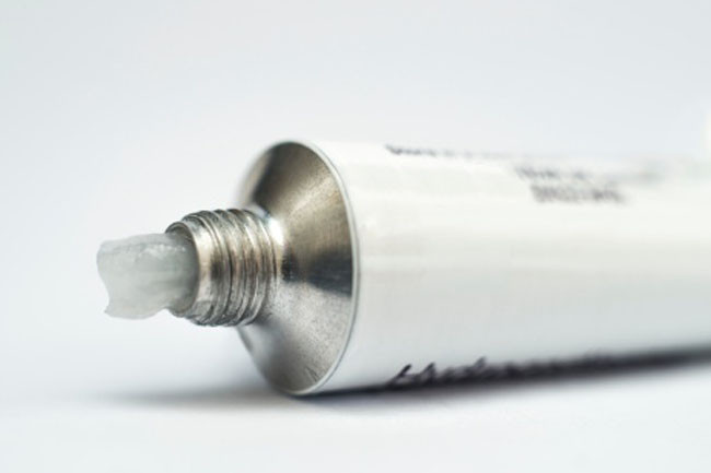 Thuốc sát trùng và thuốc mỡ: Hộp sơ cứu của bạn nên có thuốc mỡ và các loại thuốc để sơ cứu những vết thương nhỏ như vết bỏng, vết trầy xước, vết thương hở, gãy xương, bong gân và căng cơ. Thuốc mỡ và thuốc sát trùng sẽ giúp làm dịu các triệu chứng ban đầu và ngăn ngừa biến chứng.