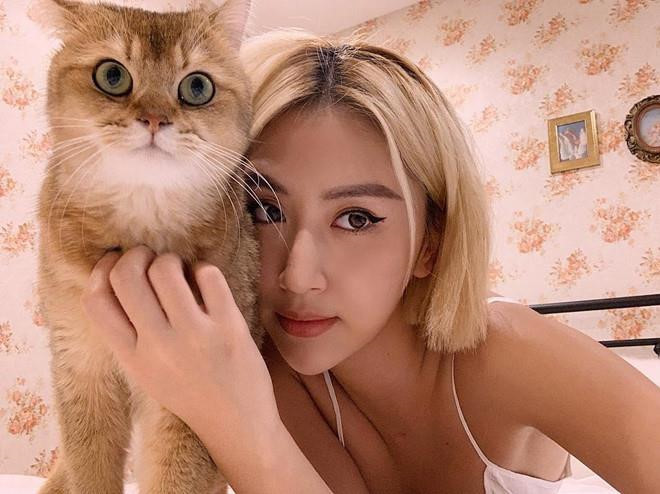 Quỳnh Anh Shyn (tên thật Phí Quỳnh Anh, sinh năm 1996) là cựu học sinh trường THPT Phan Đình Phùng. Quỳnh Anh là hot girl thay đổi phong cách nhiều nhất trong dàn "bộ ba sát thủ" đình đám một thời. Từ khi trở thành fashion icon nổi tiếng trong giới trẻ, hot girl Hà thành trung thành với mái tóc sáng màu và phong cách nổi loạn, năng động. Ảnh: FBNV.