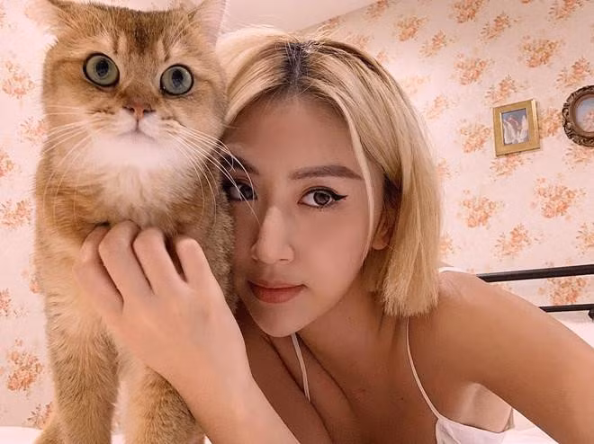 Quỳnh Anh Shyn (tên thật Phí Quỳnh Anh, sinh năm 1996) là cựu học sinh trường THPT Phan Đình Phùng. Quỳnh Anh là hot girl thay đổi phong cách nhiều nhất trong dàn "bộ ba sát thủ" đình đám một thời. Từ khi trở thành fashion icon nổi tiếng trong giới trẻ, hot girl Hà thành trung thành với mái tóc sáng màu và phong cách nổi loạn, năng động. Ảnh: FBNV.