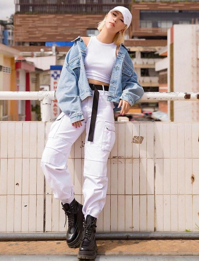 Trên trang cá nhân, Quỳnh Anh Shyn thường đăng ảnh thể hiện cá tính và cách nhìn mới lạ về thời trang. Hôm 10/7, hot girl 9X thực hiện bộ ảnh diện bikini, đi boots chạy trên đồi cát khiến nhiều người chú ý. Ảnh: FBNV.