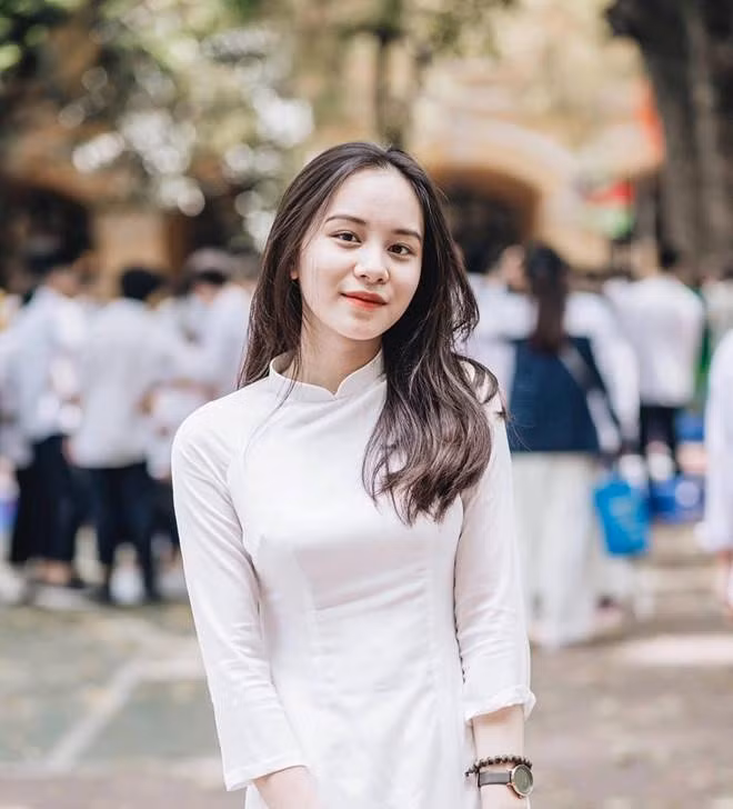 Nguyễn Mỹ Anh từng được "truy lùng" khi xuất hiện nổi bật trong các bức hình của buổi lễ bế giảng trường THPT Phan Đình Phùng vào tháng 5/2018. Dù chỉ là ảnh chụp trộm lan truyền trên mạng, khoảnh khắc xinh đẹp của cô bạn vẫn nhận được vô số lời khen ngợi. Ảnh: FBNV.