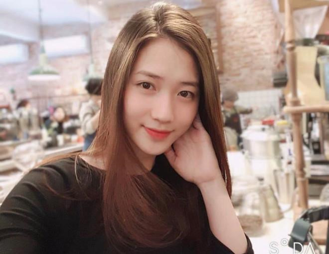 Nguyễn Trâm Anh (23 tuổi) bắt đầu gây chú ý sau bức ảnh xinh đẹp tại lễ bế giảng trường Phan Đình Phùng. Nhiều người ưu ái đặt cho cô danh xưng "hot girl mặt mộc". 9X đỗ Học viện Báo chí và Tuyên truyền với số điểm cao. Không lâu sau đó, cô công khai mối tình với nam ca sĩ JustaTee. Ảnh: FBNV.