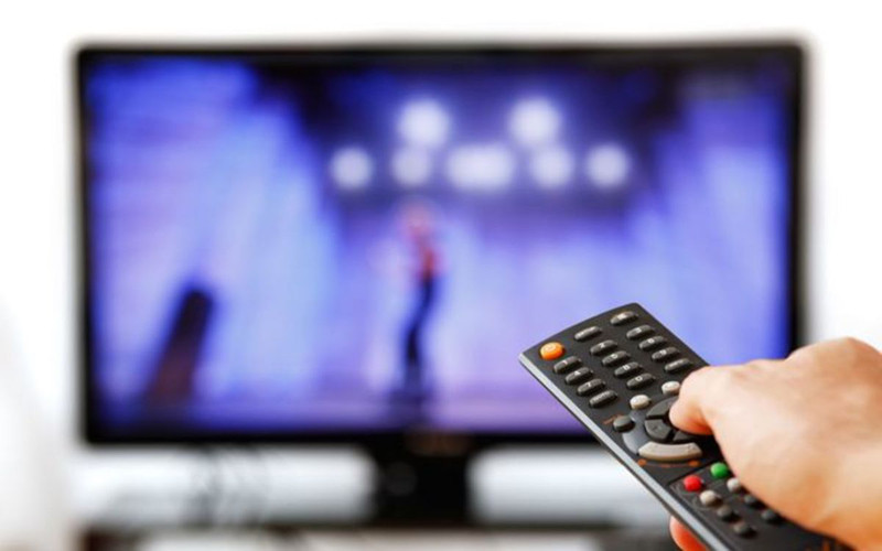 Bật TV khi ngủ: Nếu ban đêm tiếp xúc quá nhiều với ánh đèn của ti vi, đèn ngủ, lượng tiết melatonine sẽ giảm mạnh, từ đó ảnh hưởng đến khả năng sinh nở của phụ nữ.