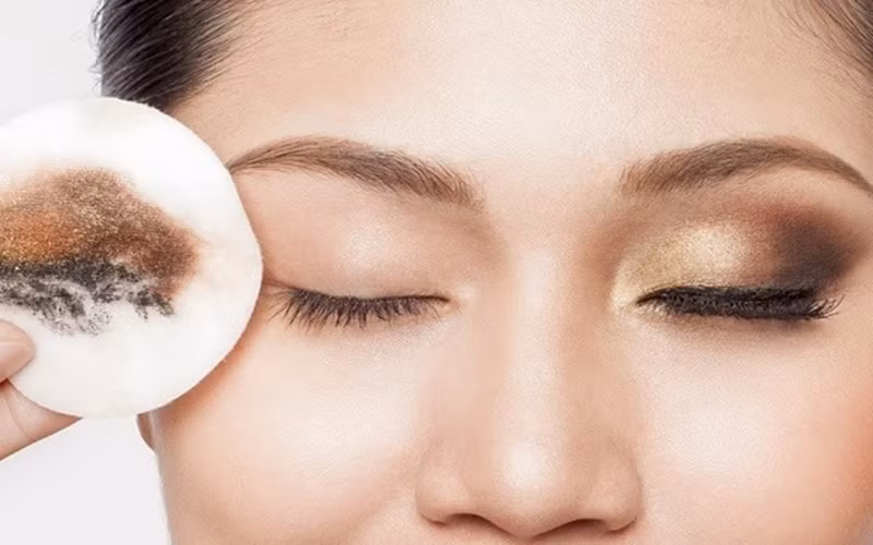 Không tẩy trang trước khi đi ngủ: Lớp trang điểm còn sót lại có thể làm tắc nghẽn lỗ chân lông, gây rối loạn bài tiết tuyến mồ hôi, từ đó gây ra mụn và làm hỏng khuôn mặt.