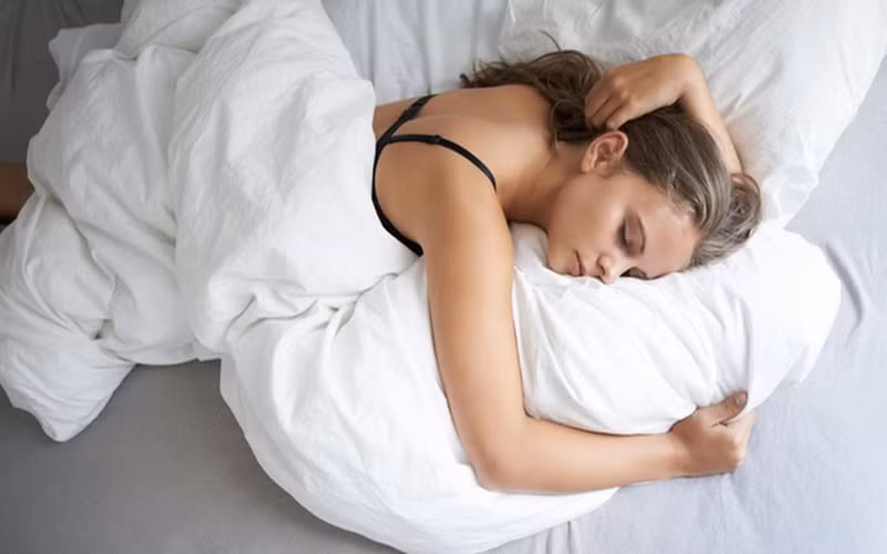 Mặc áo ngực khi ngủ: Một bệnh viện ở Mỹ đã khảo sát 5.000 phụ nữ và phát hiện ra rằng những phụ nữ mặc áo ngực khi ngủ có nguy cơ mắc ung thư vú cao gấp 2,1 lần so với những người không mặc áo ngực.