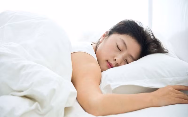 Nằm áp mặt vào gối khi ngủ: Nằm áp mặt vào gối khi ngủ suốt cả đêm sẽ làm ảnh hưởng tới độ đàn hồi của vùng da má và gây ra những nếp nhăn xấu xí. Bên cạnh đó, khi bạn áp mặt lên gối thì lỗ chân lông sẽ bị bí và tạo cơ hội cho vi khuẩn xâm nhập, gây nhờn mặt và làm mụn trứng cá xuất hiện.