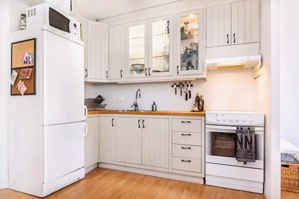 Không nên để đồ làm bếp lên trên tủ lạnh: Tủ lạnh chính là khi giữ của trong nhà của bạn, nếu hút lộc vào nhà bạn không nên đặt đồ diện tử như lò nướng, lò vi sóng, máy xay sinh tố… lên nóc tủ lạnh. Khi bạn đặt đồ lên nóc tủ lạnh dễ gây cản trở cho sự thăng tiến của chủ nhà, gia chủ dễ gặp vận xui khó lòng phát tài phát lộc. (*) Thông tin chỉ mang tính chất tham khảo.