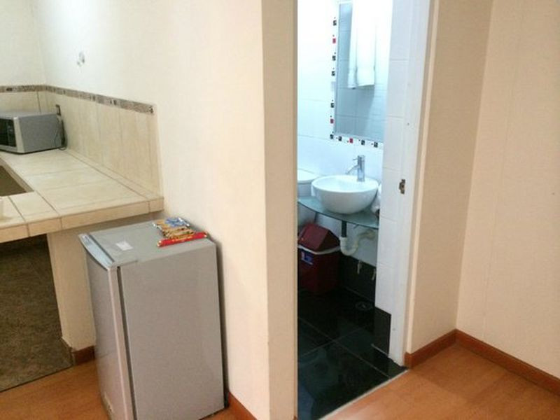 Tối kỵ đặt tủ lạnh đối diện nhà vệ sinh: Một trong những cách giúp bạn tránh vận xui thì không nên đặt tủ lạnh đối diện bất nhà vệ sinh bởi đây là điều nên tránh, bởi nhà vệ sinh có tính thủy rất mạnh, rất dễ đẩy mạnh hành thủy trong nhà gây ra sự nghèo khó và trắc trở cho gia chủ trong thời gian sắp tới. 