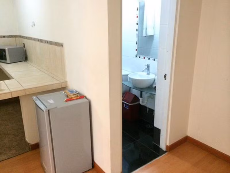 Tối kỵ đặt tủ lạnh đối diện nhà vệ sinh: Một trong những cách giúp bạn tránh vận xui thì không nên đặt tủ lạnh đối diện bất nhà vệ sinh bởi đây là điều nên tránh, bởi nhà vệ sinh có tính thủy rất mạnh, rất dễ đẩy mạnh hành thủy trong nhà gây ra sự nghèo khó và trắc trở cho gia chủ trong thời gian sắp tới. 