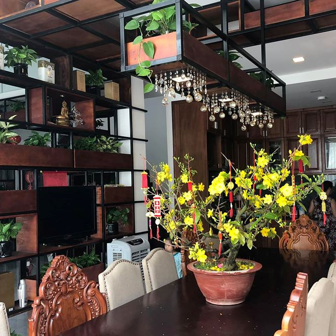 Căn biệt thự này mang phong cách hiện đại và nam ca sĩ phải thuê người chăm sóc cây cảnh, cho cá ăn (Ảnh: FBNV).