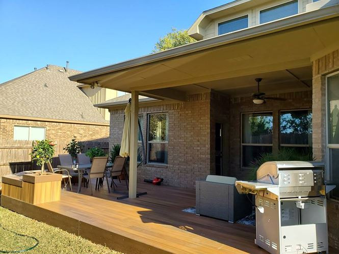 “Thành quả của nguyên ngày set up và giờ nhâm nhi tí gọi là hưởng thụ rồi đi ngủ. Qua đây mình không còn khái niệm thời gian, thức dậy là vào việc đến khi ngủ là biết hết ngày. Chúc cả nhà một ngày vui vẻ nhé!”, anh viết (Ảnh: FBNV).