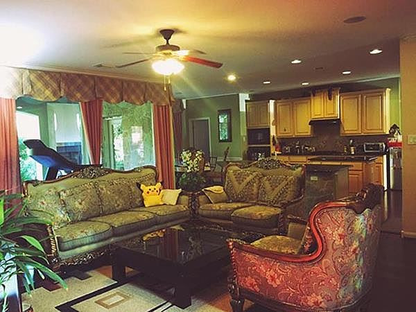 Ngôi nhà này có vị trí gần trường học các con của Quách Thành Danh cũng như cách nhà mẹ, chị và em gái anh chỉ vài phút lái xe. Ngôi nhà này có vị trí gần trường học các con của Quách Thành Danh cũng như cách nhà mẹ, chị và em gái anh chỉ vài phút lái xe. Đồng thời nam ca sĩ cũng mới tậu xe để tiện việc di chuyển tại Mỹ (Ảnh: FBNV).