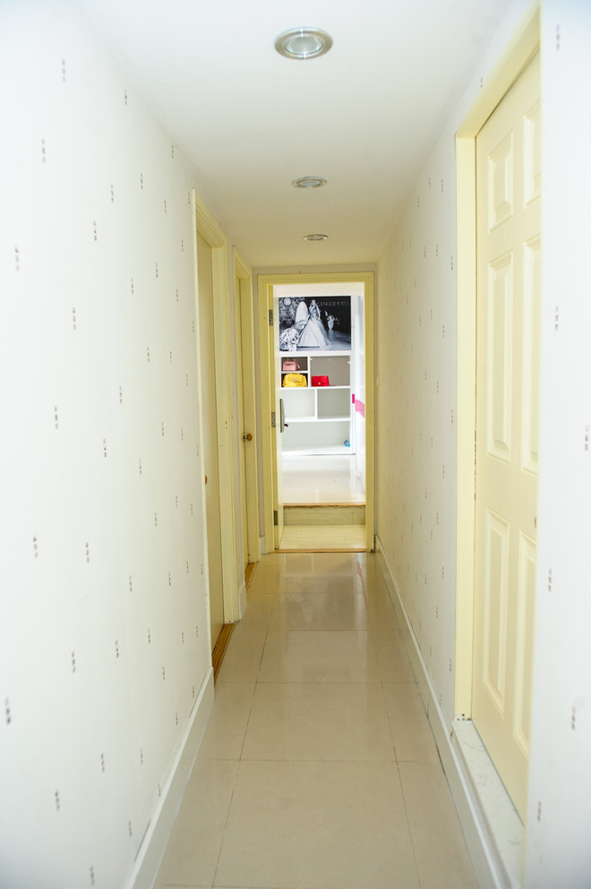 Không gian bếp được thiết kế theo sở thích của nữ chủ nhân. Người đẹp muốn mọi góc trong căn hộ đều ở trạng thái ngăn nắp, đặc biệt là gian bếp. Phòng riêng của nữ MC được bày trí gọn gàng với nội thất bằng gỗ, vật dụng trang trí trẻ trung, hiện đại. Bức ảnh cô làm người mẫu thời trang được treo một góc trên kệ tủ.