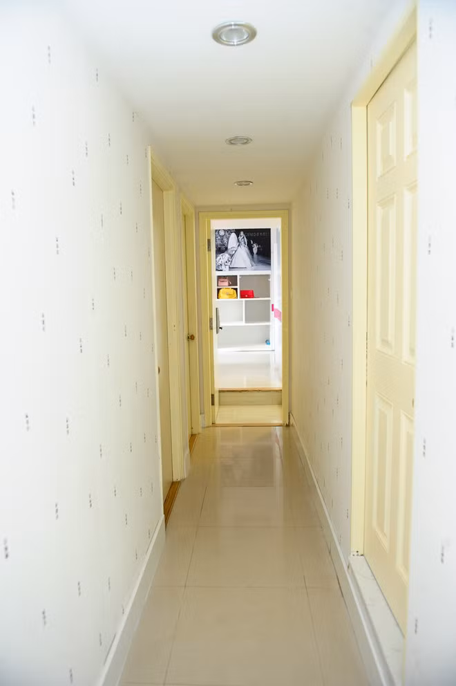 Không gian bếp được thiết kế theo sở thích của nữ chủ nhân. Người đẹp muốn mọi góc trong căn hộ đều ở trạng thái ngăn nắp, đặc biệt là gian bếp. Phòng riêng của nữ MC được bày trí gọn gàng với nội thất bằng gỗ, vật dụng trang trí trẻ trung, hiện đại. Bức ảnh cô làm người mẫu thời trang được treo một góc trên kệ tủ.