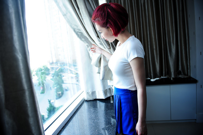 So với cuộc sống trước đây, căn nhà này có vẻ bé hơn nhiều thế nhưng lại mang đến cho cô cảm giác thoải mái, vui vẻ.