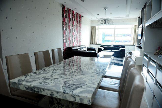 Đi sâu vào bên trong là phòng bếp và phòng khách. Vì Quỳnh Chi rất bận rộn, ít khi có thời gian nấu ăn nên gian bếp có phần giản dị.