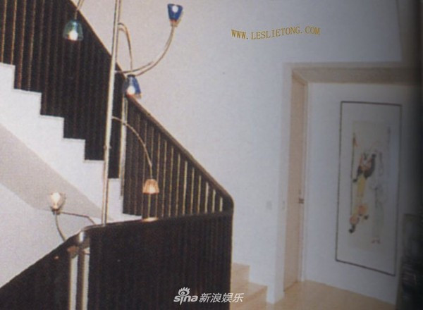 Em trai Trương Quốc Vinh chia sẻ, khi anh trai còn sống, phong cách trang trí của gia đình thực sự được quyết định bởi nam diễn viên. Nhiều người thật sự tò mò về lối sống của Trương Quốc Vinh nên khi căn nhà được công bố, mọi người đều không khỏi bất ngờ. Hiện tại căn nhà đã được bán và trước đó nó đã bị hư hại do các tay săn ảnh đến đập phá.