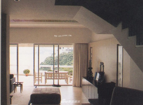 Trương Quốc Vinh có vẻ theo thị hiếu số đông thời đó về trang trí nhà ở, thích không khí quý phái của phong cách châu Âu. Trong các bức ảnh được đăng tải có thể thấy đó là một phong cách rất đơn giản nhưng vẫn đẹp, không lỗi thời và vẫn rất cao cấp. Con mắt nghệ thuật của Trương Quốc Vinh rất tốt vì vậy việc trang trí nhà ở cũng mang một đẳng cấp khác biệt.