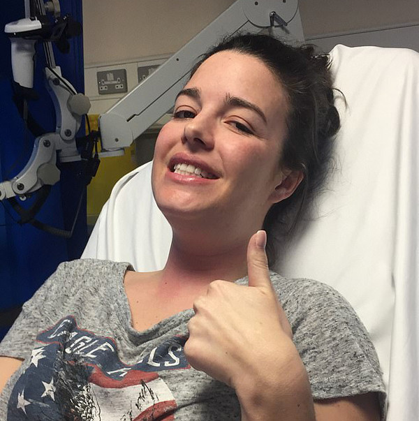 Raymond vào viện khi trên cổ xuất hiện các vết đỏ.