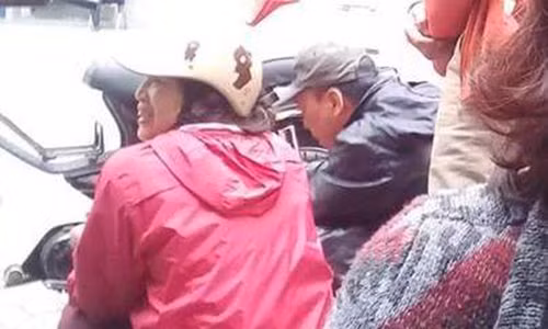 Cap vo chong sua xe dac biet hanh phuc o giua long Ha Noi