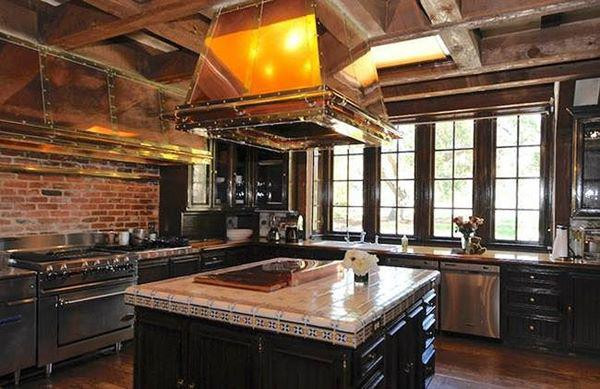 Nhà bếp hiện đại và sang trọng sau cải tạo. Mặc dù ngôi nhà này hiện không có người ở nhưng một nhân viên vẫn ở đây để lau dọn khu vực nhà bếp này.