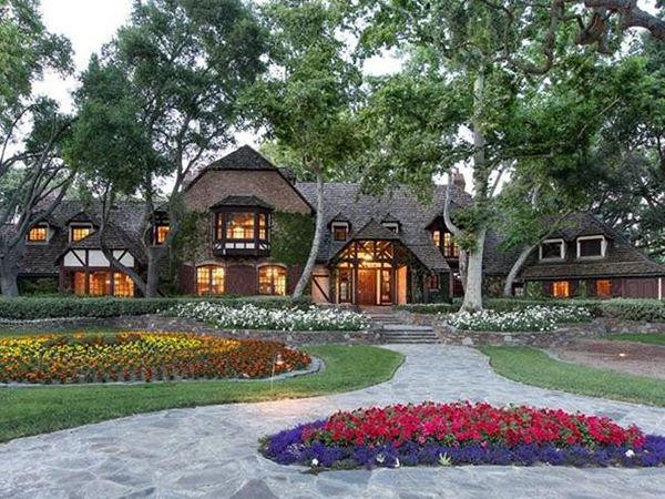 Khu nhà theo phong cách Pháp với 5 phòng ngủ và 8 phòng tắm. Các tòa biệt thự đều được làm từ gỗ, gạch, bia đá cùng với các sàn gỗ gỗ sồi.