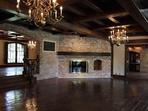 Sảnh chính rộng rãi trong tòa biệt thự, phía bên phải là nhà bếp. Trên trần nhà là những chiếc đèn chùm vàng lộng lẫy.