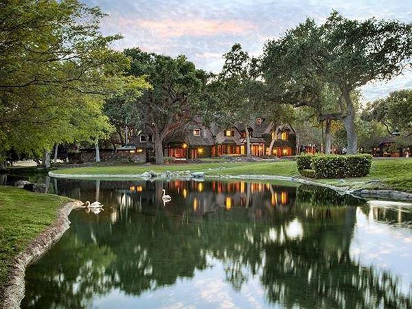 Một khu nhà với thiết kế nhà ga xe lửa theo chủ đề của Disney. Michael Jackson đã từng rất nhiều tổ chức bữa tiệc tại đây, bao gồm cả sinh nhật của người nổi tiếng Kim Kardashian lần thứ 14.