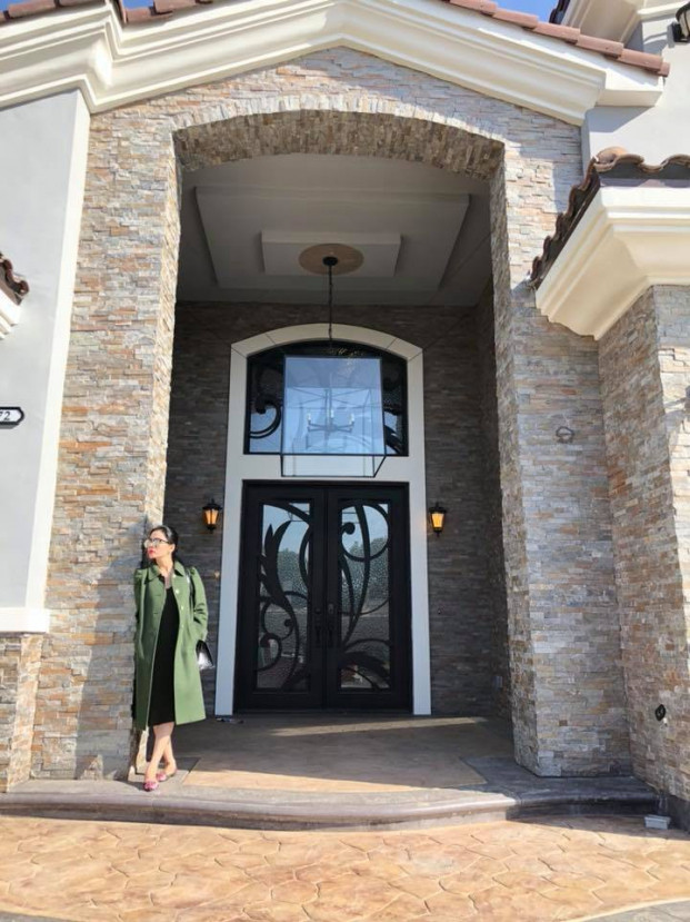 Căn biệt thự của nhà nữ ca sĩ có thiết kế vô cùng ấn tượng, không gian rộng rãi, sang trọng khiến người xem choáng ngợp. Đây cũng là nơi dừng chân của cả gia đình Lệ Quyên khi cô sang Mỹ lưu diễn.