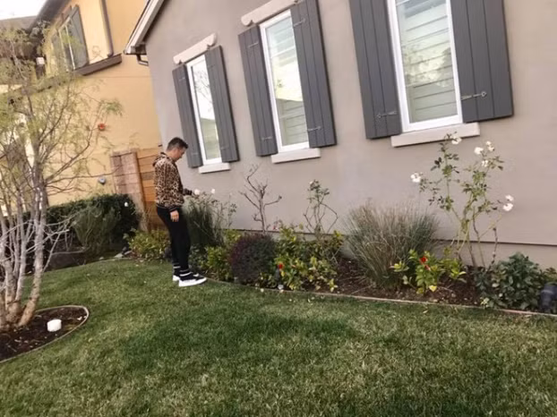 Tại biệt thự ở Mỹ, nam ca sĩ cũng trồng nhiều cây cảnh tạo không gian xanh, mang đến cảm giác gần gũi, thân thuộc trong thời gian anh ở lại đây.