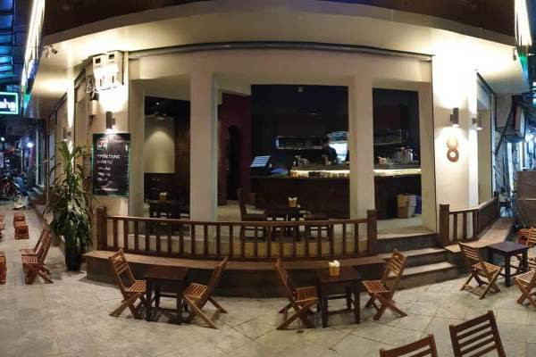 Ke ghe go ngoi huong gio troi, trao luu moi on ao via he Ha Noi