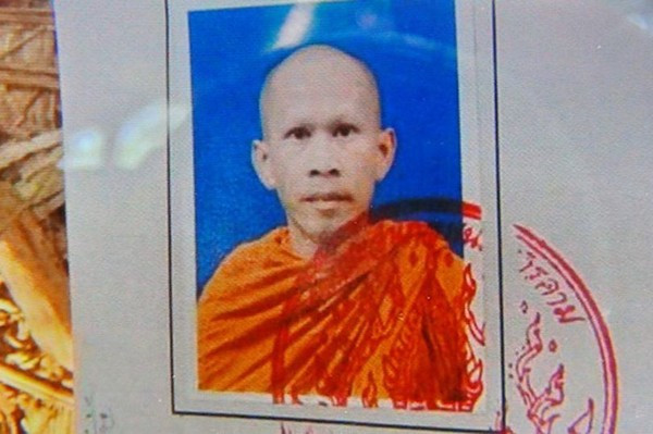 Nha su bi dan voi giam chet vi dung leu giua loi di trong rung