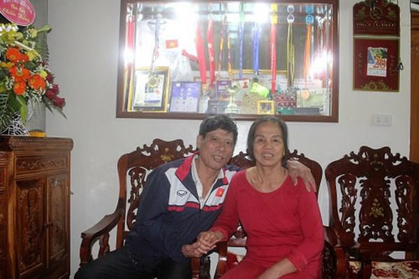 Trong căn nhà tầng này, phần cửa ra vào được bố mẹ trung vệ thiết kế rộng rãi để vừa là nơi sinh hoạt vừa làm chỗ đón khách mỗi lần con trai về nhà hay có trận đấu quan trọng.