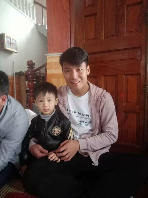 Sinh ra và lớn lên tại Hà Tĩnh, khắp huyện Đức Thọ không ai mà không biết nhà của chàng cầu thủ điển trai này “tọa lạc” trong một con ngõ thuộc khối phố 2, thị trấn Đức Thọ, huyện Đức Thọ (Hà Tĩnh).