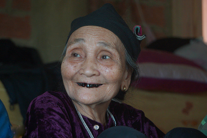 Bà nội của thủ môn Tiến Dũng là Phạm Thị Giáp (75 tuổi) còn minh mẫn. "Qua xem trận đấu mà thương các cháu. Mỗi lần thấy cháu ngã đau là thương. Nhưng bà cũng rất phấn khởi lắm vì các cháu góp công giúp đội tuyển chiến thắng", bà tự hào nói.