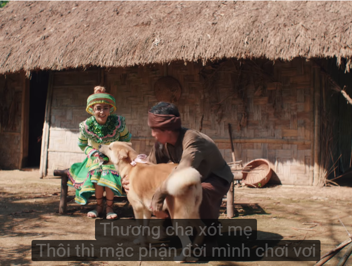 Hoang Thuy Linh mac vay dan toc di giay the thao: Rau no cam cam kia?