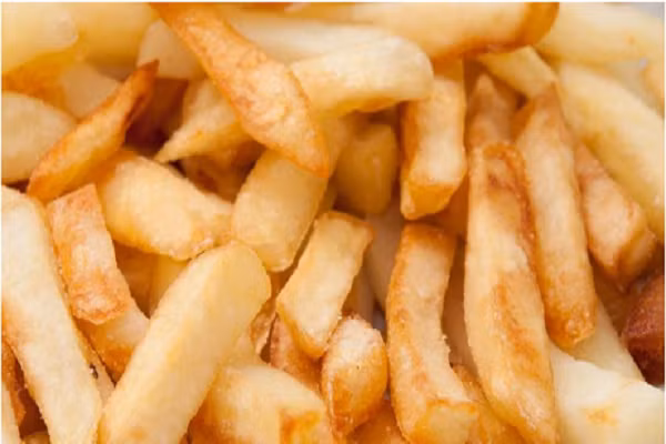 Be trai bi mu vi an khoai tay chien hang ngay