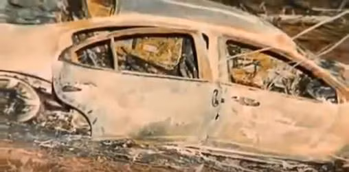 Chiếc xe mà ba nạn nhân sử dụng được tìm thấy dưới vực, trong tình trạnh bị cháy rụi.