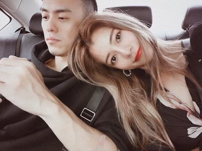 Lyla hiếm khi chia sẻ hình ảnh hay thông tin về chồng. Nửa kia của cô là nhà thiết kế thời trang. Nhiều người tin rằng hot girl 29 tuổi đang có cuộc sống hôn nhân hạnh phúc khi nhìn những khoảnh khắc thân thiết, lãng mạn của cô bên ông xã điển trai.