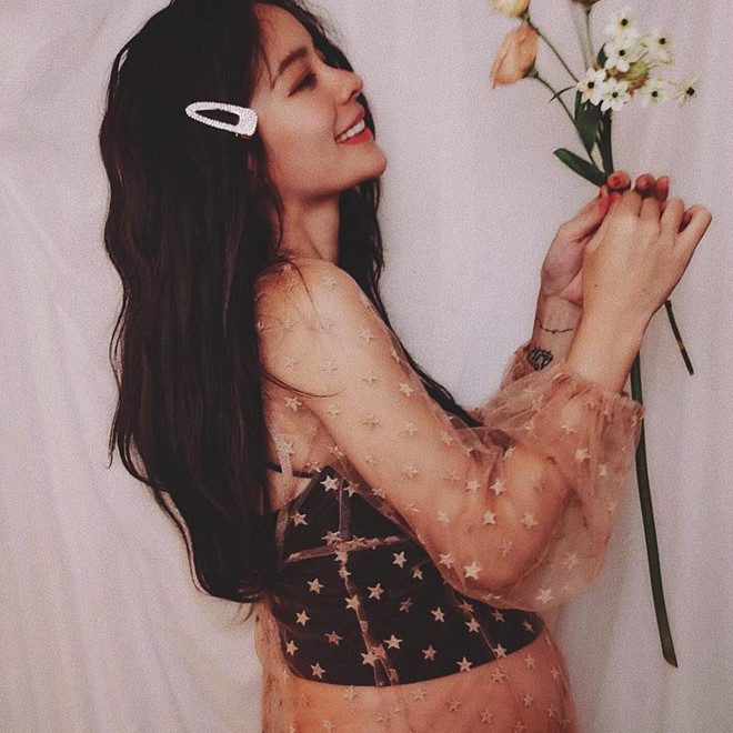 Tháng 3/2018, ngôi sao 28 tuổi khiến fan bất ngờ khi tiết lộ mình mang bầu một bé trai. Khi đó, nhiều người mới biết cô bí mật đăng ký kết hôn được một năm.