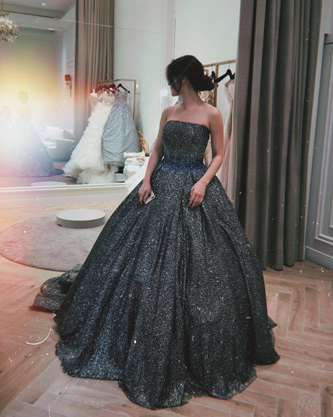 Ngày 17/5, hot mom Đài Loan khoe bức ảnh đi thử váy cưới khiến những người theo dõi cô cho rằng một lễ cưới lãng mạn sắp diễn ra.